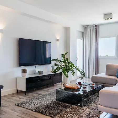 Luxury 2br Marina Views